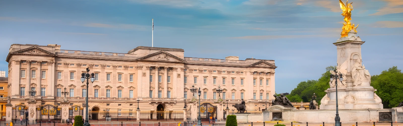 Explore London: Hotels Near Buckingham Palace and Major Attractions