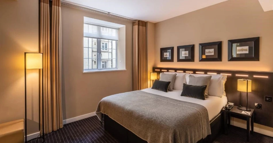 Luxury and Convenience: 14 Hotels Within Walking Distance of Buckingham Palace