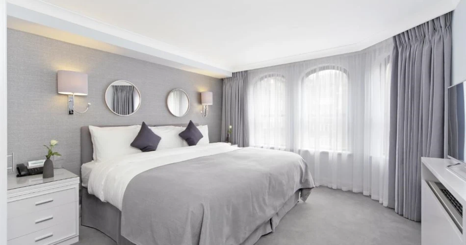 Luxury and Convenience: 14 Hotels Within Walking Distance of Buckingham Palace