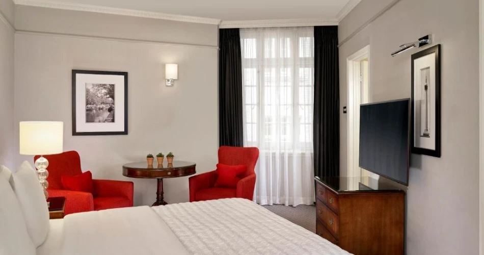 A Royal Stay: Boutique Hotels for a Regal Experience Near Buckingham Palace