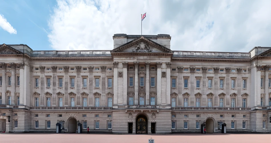 Explore London: Hotels Near Buckingham Palace and Major Attractions