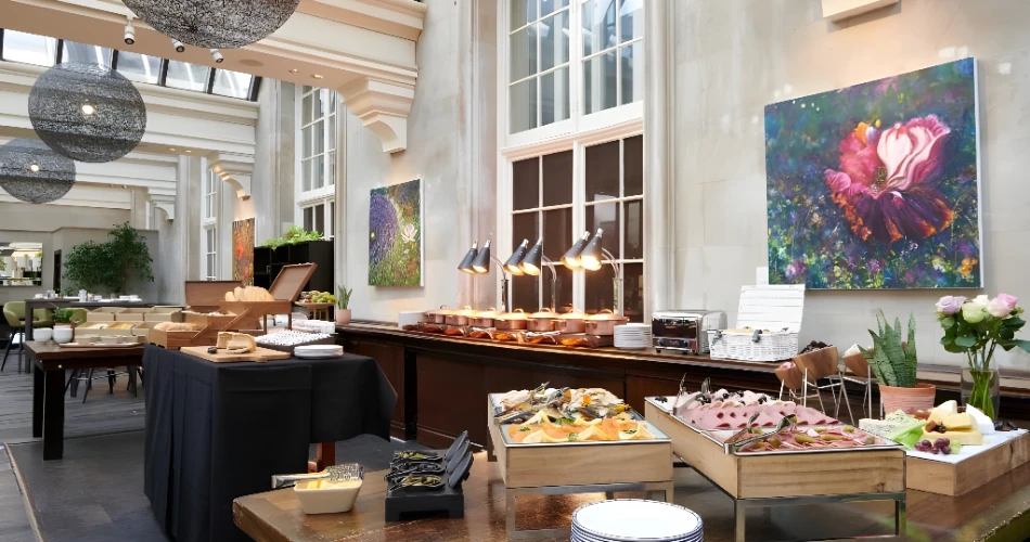 Explore London: Hotels Near Buckingham Palace and Major Attractions