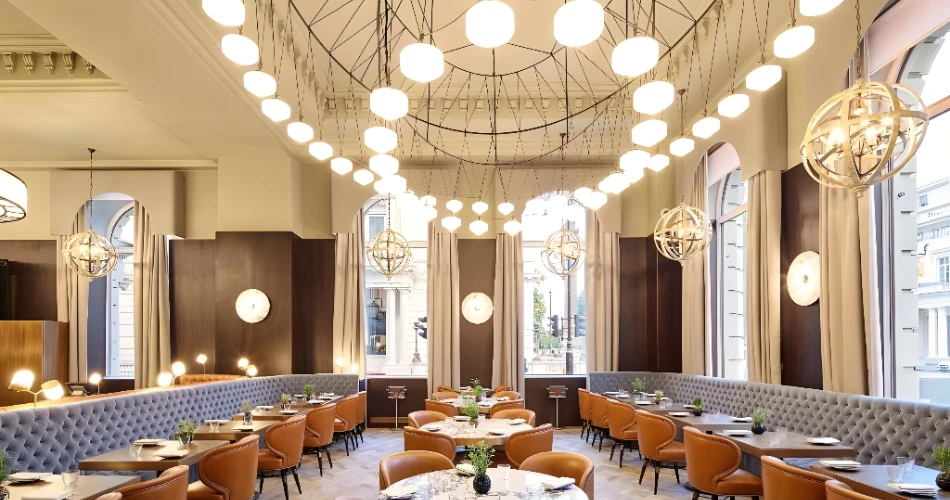 Explore London: Hotels Near Buckingham Palace and Major Attractions