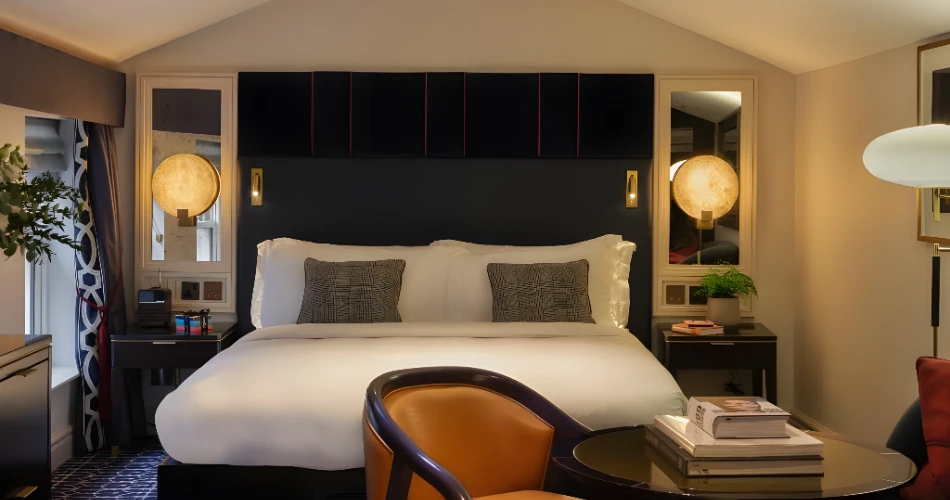 Explore London: Hotels Near Buckingham Palace and Major Attractions