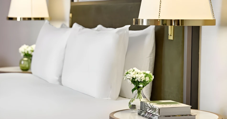 Explore London: Hotels Near Buckingham Palace and Major Attractions