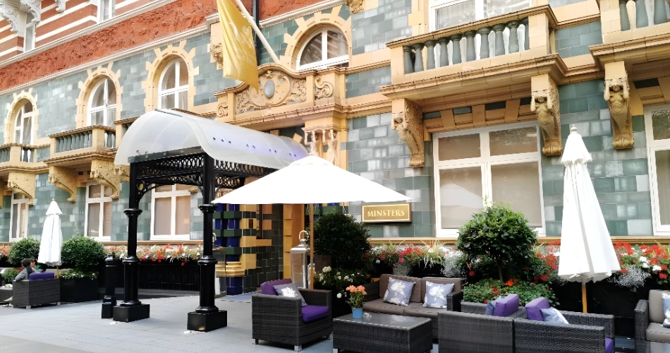 Explore London: Hotels Near Buckingham Palace and Major Attractions