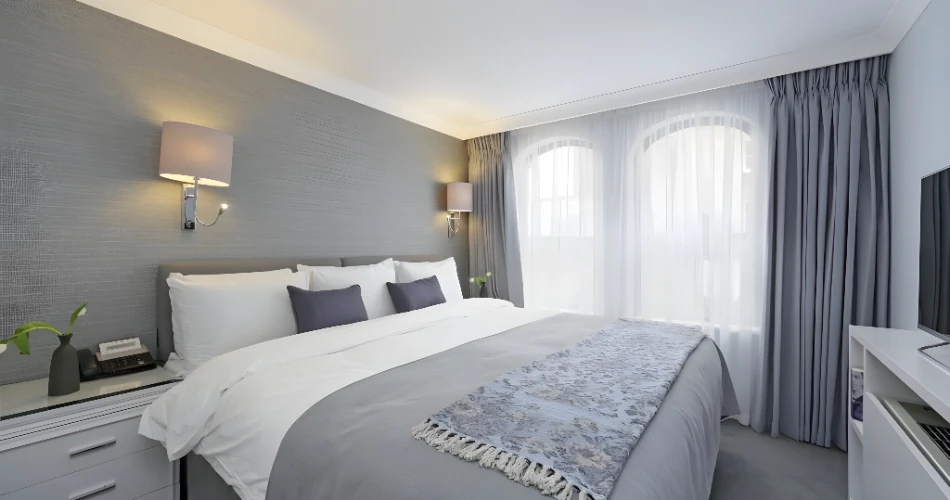 Explore London: Hotels Near Buckingham Palace and Major Attractions