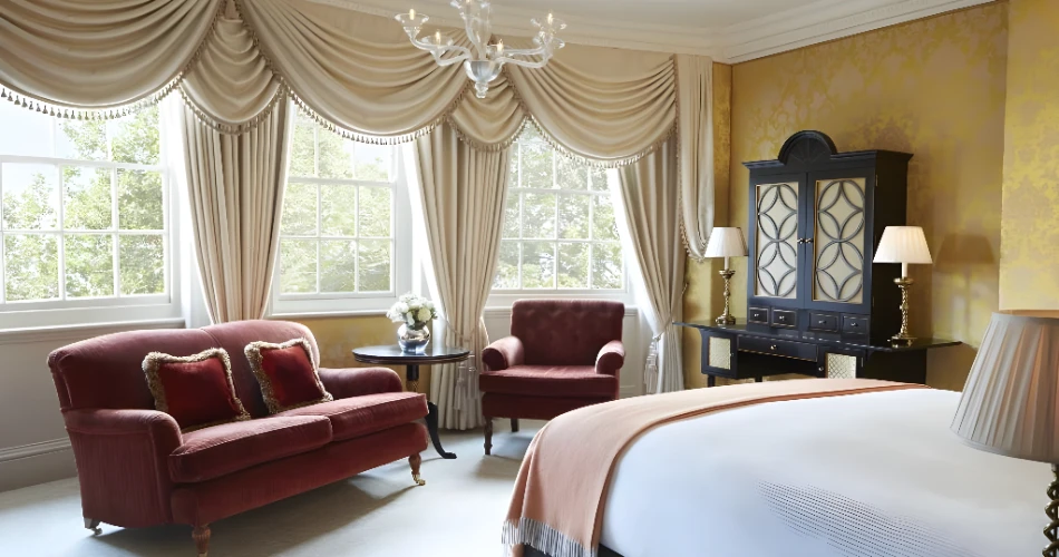 Explore London: Hotels Near Buckingham Palace and Major Attractions