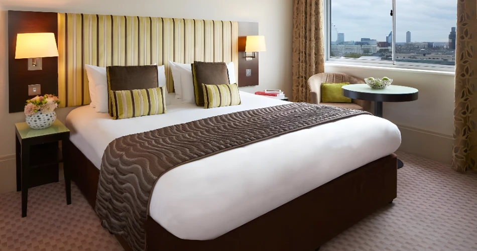 Explore London: Hotels Near Buckingham Palace and Major Attractions