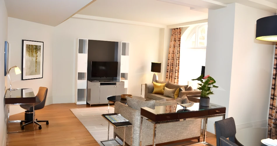 5-Star Stays: Luxurious Hotels Close to Buckingham Palace