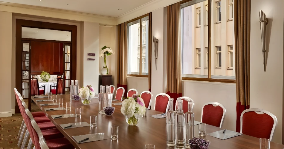The Ultimate Guide to Hotels Near Buckingham Palace for Every Traveler